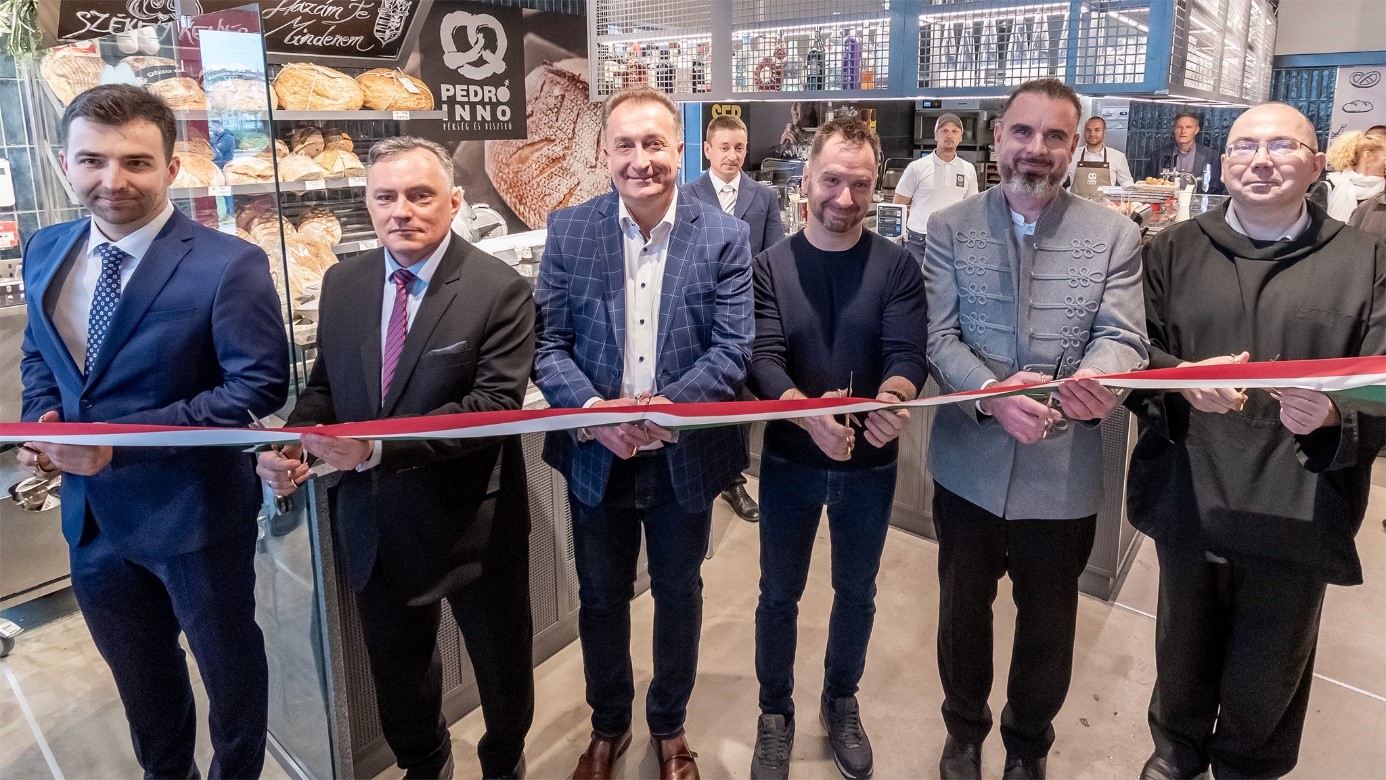 The national ribbon was cut by Dr. Tamás Kolossváry, Head of the University's Innovation Park in Győr, Szabolcs Szeles, Deputy Mayor of Győr, Róbert Balázs Simon, Member of Parliament, Roland Tukacs, employee of Pedró Bakery Ltd., Péter Vajda, owner of Pedró Bakery Ltd. and Kelemen Sárai-Szabó, Benedictine Prior of Győr. The Prior blessed the shop.