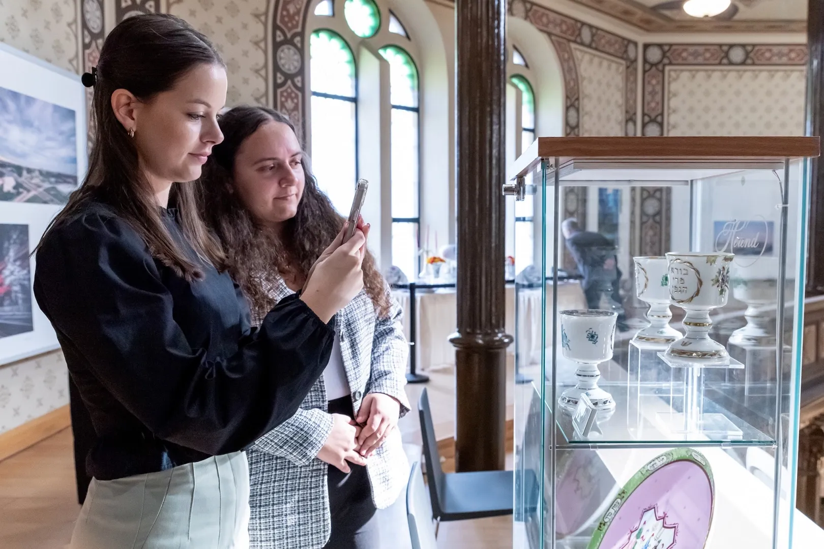 Beautiful porcelain works on display (Photos: András Adorján)