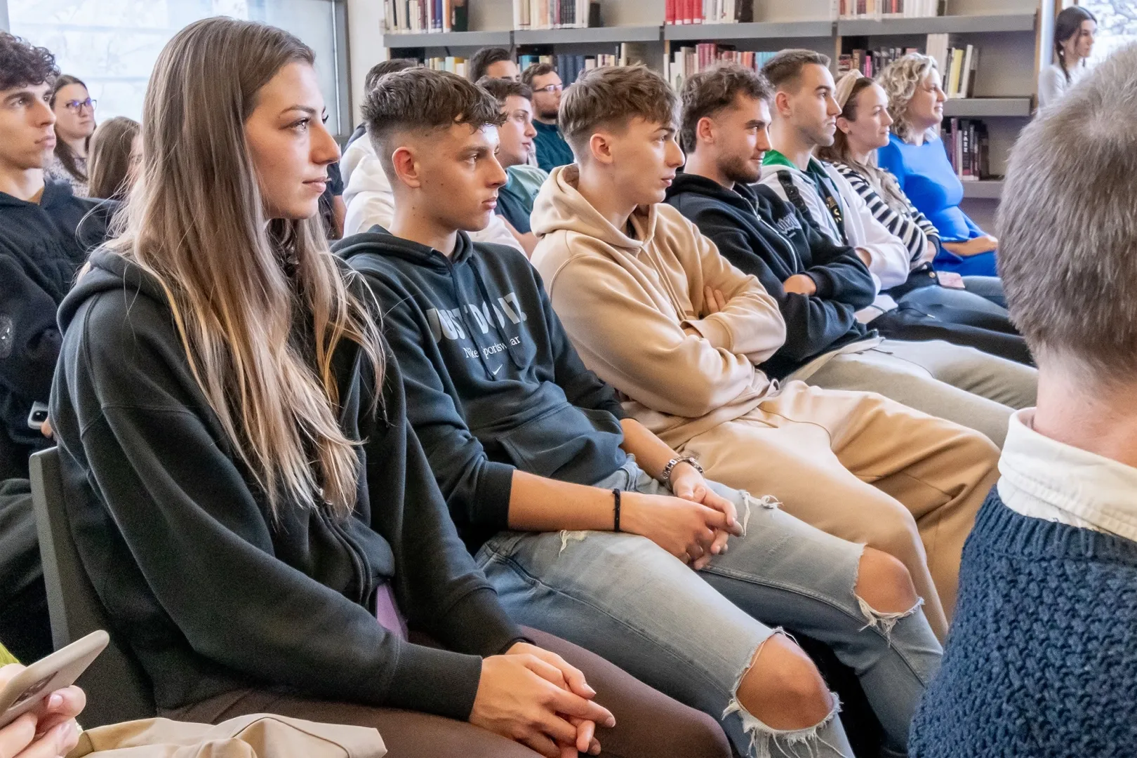 The interesting lecture attracted the attention of many students (Photos: András Adorján)