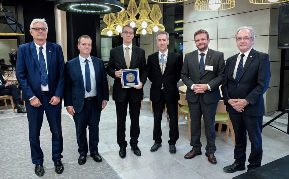 Dr András Munkácsy, Head of the Transport Development Research Centre of the Institute of Transport Sciences, received the award established in memory of the former lecturer of Széchenyi University