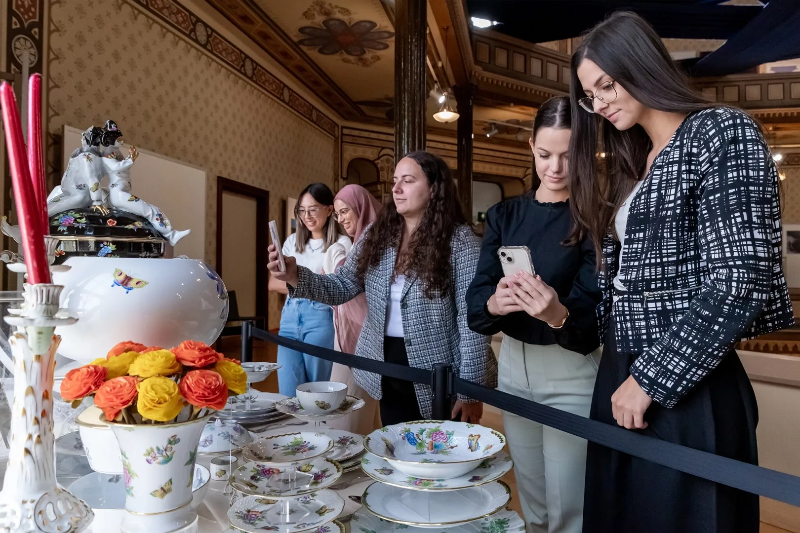 Beautiful porcelain works on display (Photos: András Adorján)