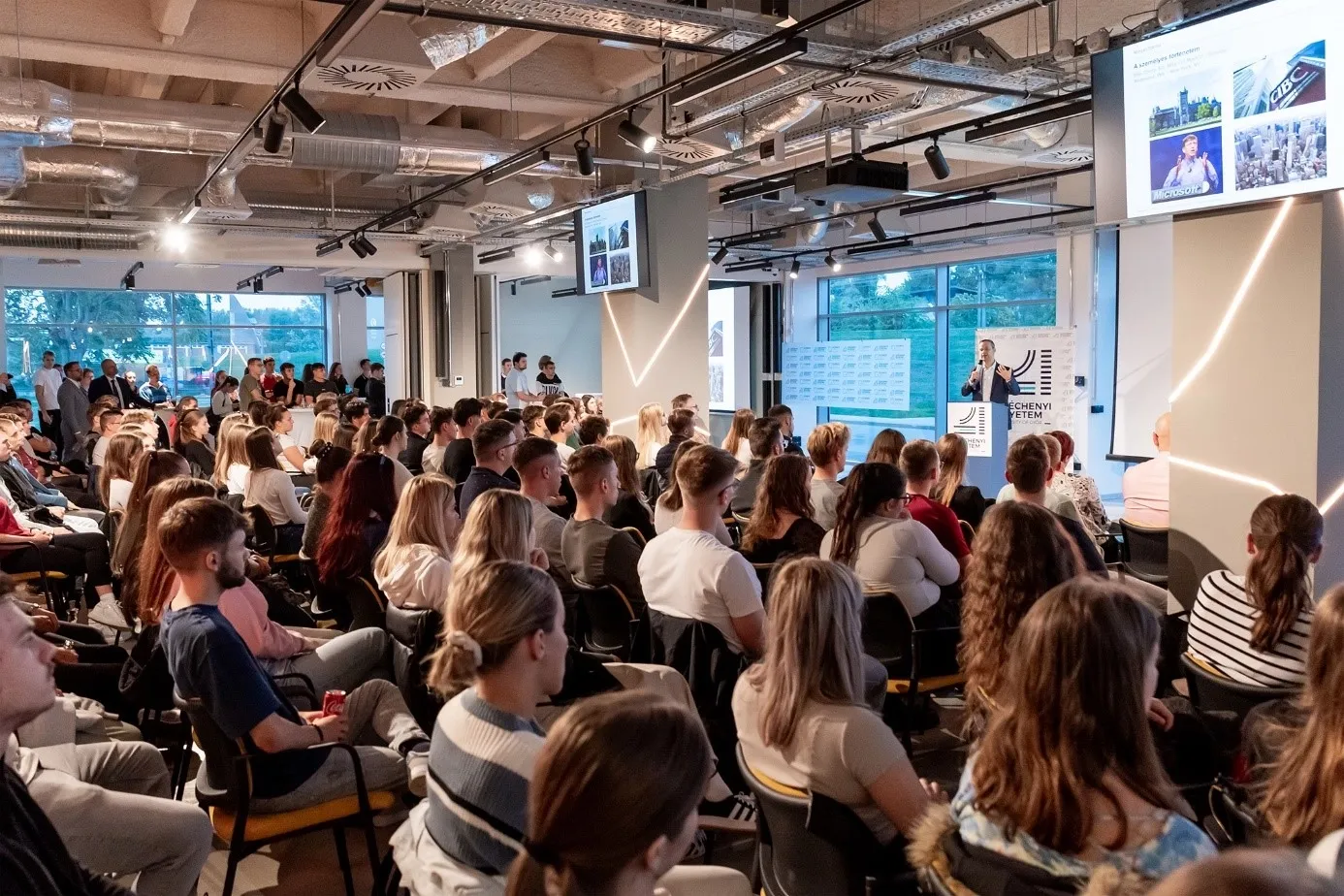 The lobby of the Győr Innovation Park building was packed with students and lecturers of the Széchenyi István University for the Managing Director’s lecture (Photo: András Adorján)