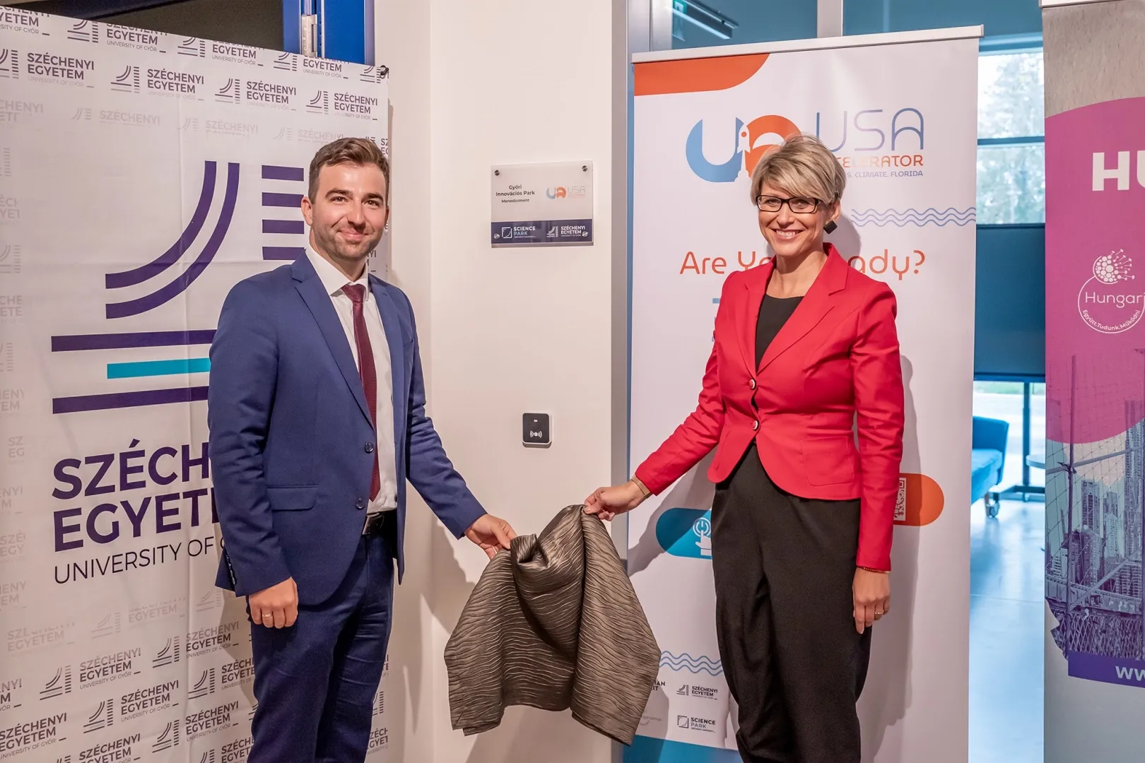 Dr Tamás Kolossváry and Piros Pazaurek unveiled the plaque of the office (Photo: András Adorján)