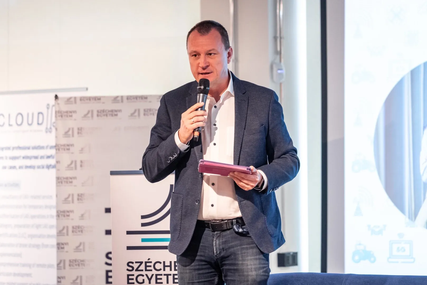 The forum was hosted by Zoltán Szujó, a well-known television commentator (Photo: Máté Dudás)