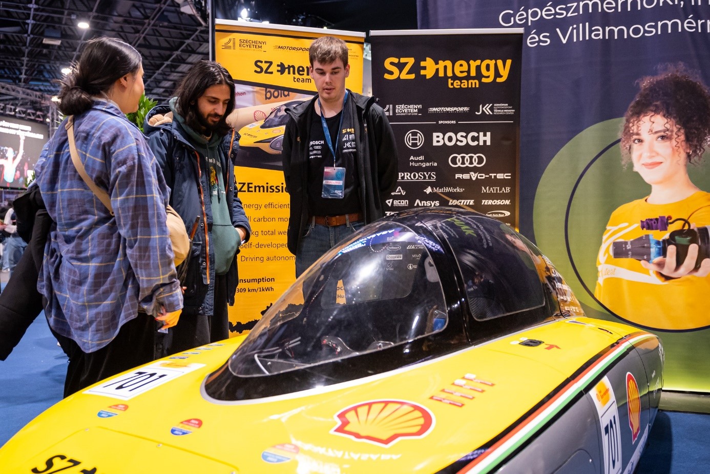 The modern technologies of Széchenyi István University, such as the electric racing car of the SZEnergy Team or the simulator of the e-sport department, were very popular among the visitors to the exhibition (Photo: Máté Dudás)