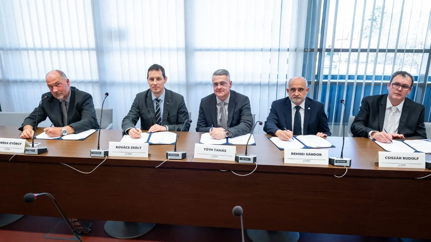 The cooperation agreement was signed by Dr György Andréka, CEO of Xantus János Zoo; Dr Zsolt Kovács, Vice President for General and Educational Affairs of Széchenyi University; Dr Tamás Tóth, Dean of the Albert Kázmér Mosonmagyaróvár Faculty; Dr Sándor Remsei, Dean of the Kautz Gyula Faculty of Economics and Rudolf Csiszár, Director of the Veres Péter Agricultural and Food Industry Technical School, Vocational School and Dormitory.            (Photo: Máté Dudás)