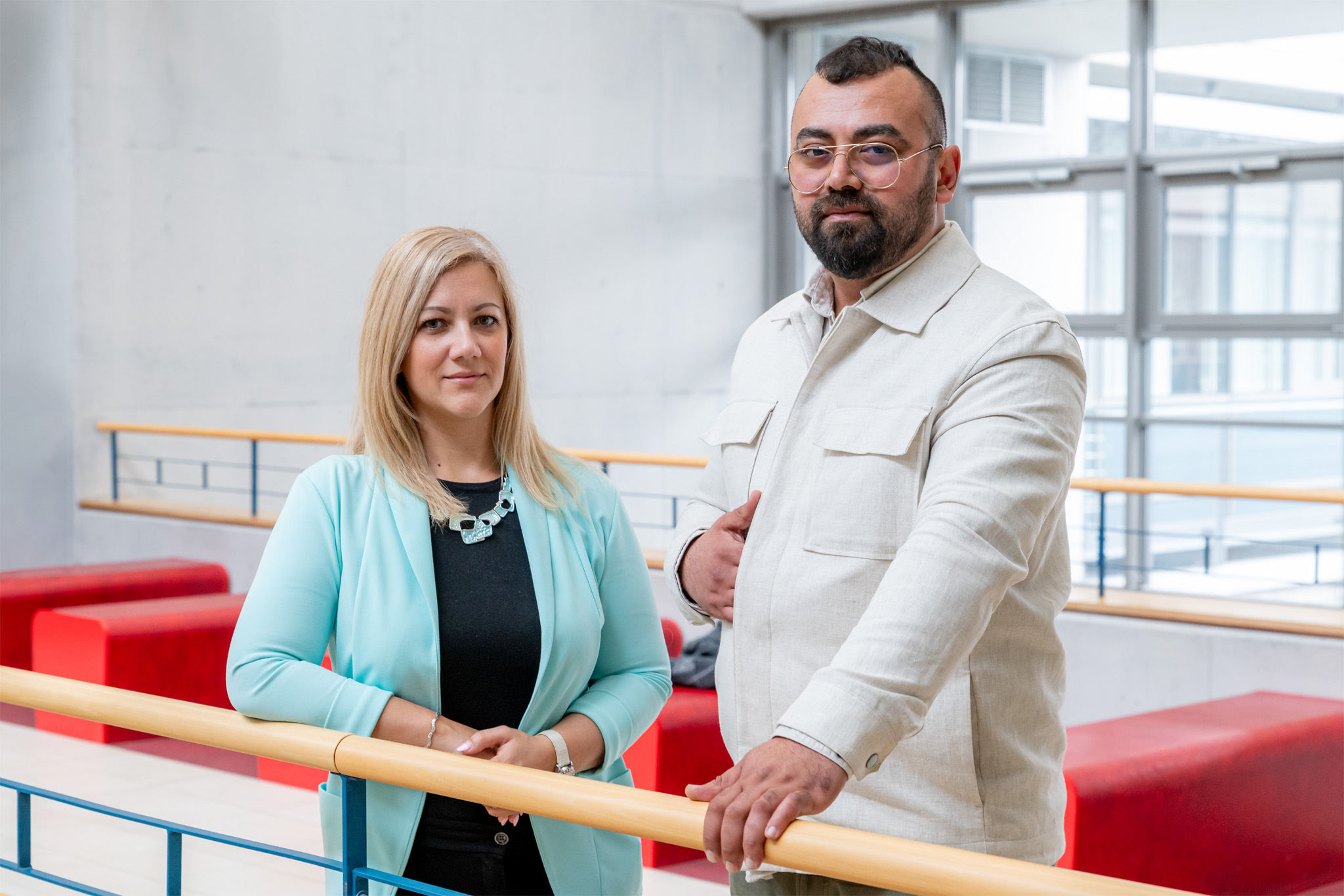 Apáczai学院国际与科研事务副院长Júlia Szőke博士（左）与博士生Ahmet Ekmekcioglu（右）合影。（摄影：András Adorján）