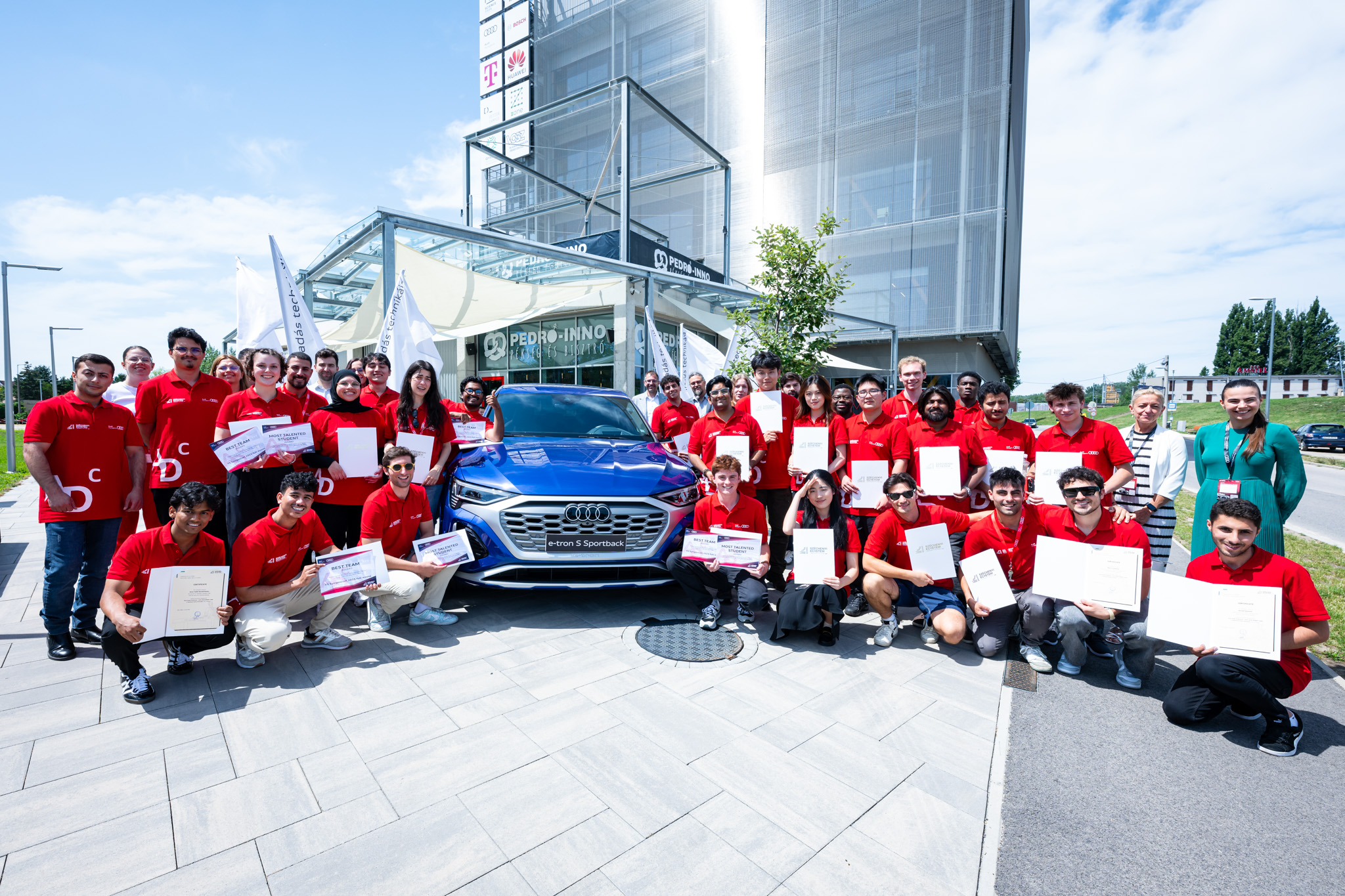 Participants of this year&rsquo;s Audi Development Camp in front of the Innovation Park of Sz&eacute;chenyi Istv&aacute;n University in Győr (Photo: Gergely Nagy)
