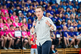 Dr Eszter Lukács on behalf of the University, and Péter Boncsarovszky on behalf of the city, greeted the freshers. (Photos: András Adorján, Gergely Nagy)