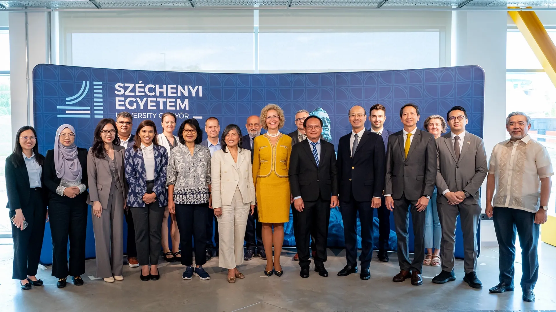 与会者在杰尔的塞切尼·伊什特万大学创新园区（照片：András Adorján）