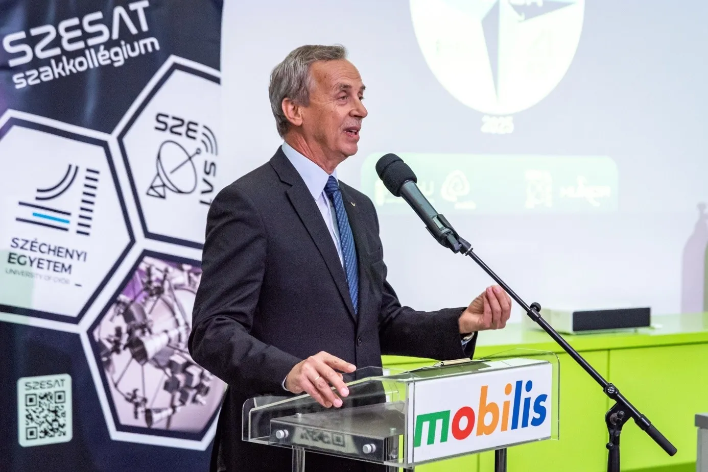 机械工程、信息学与电气工程学院院长Zoltán Horváth博士强调，航天研究推动了日常生活的进步。（摄影：Gergely Nagy）