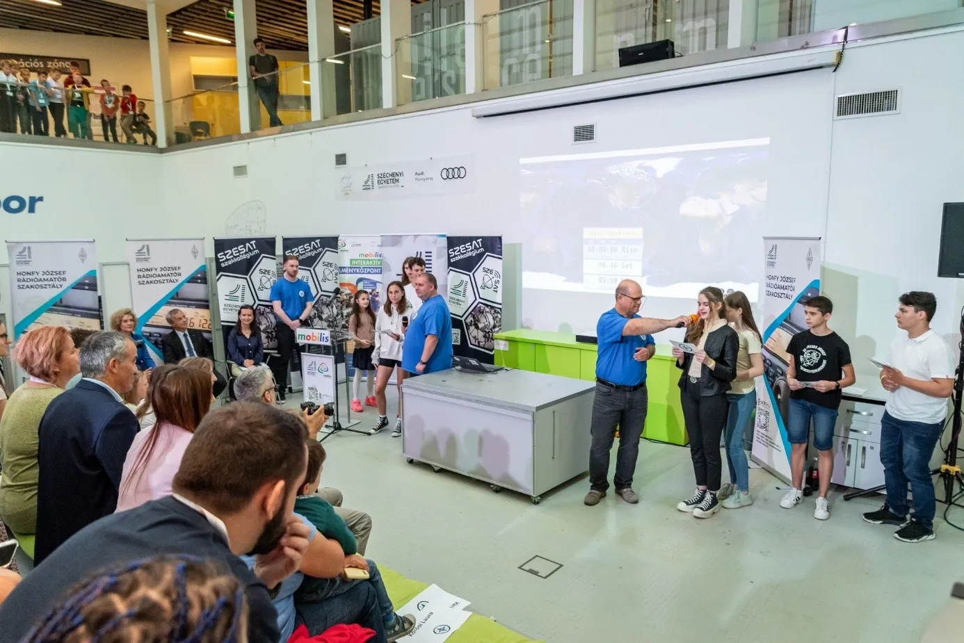 16名中小学生有机会通过实时无线电连线向匈牙利航天员Tibor Kapu提问。 （摄影：Gergely Nagy）