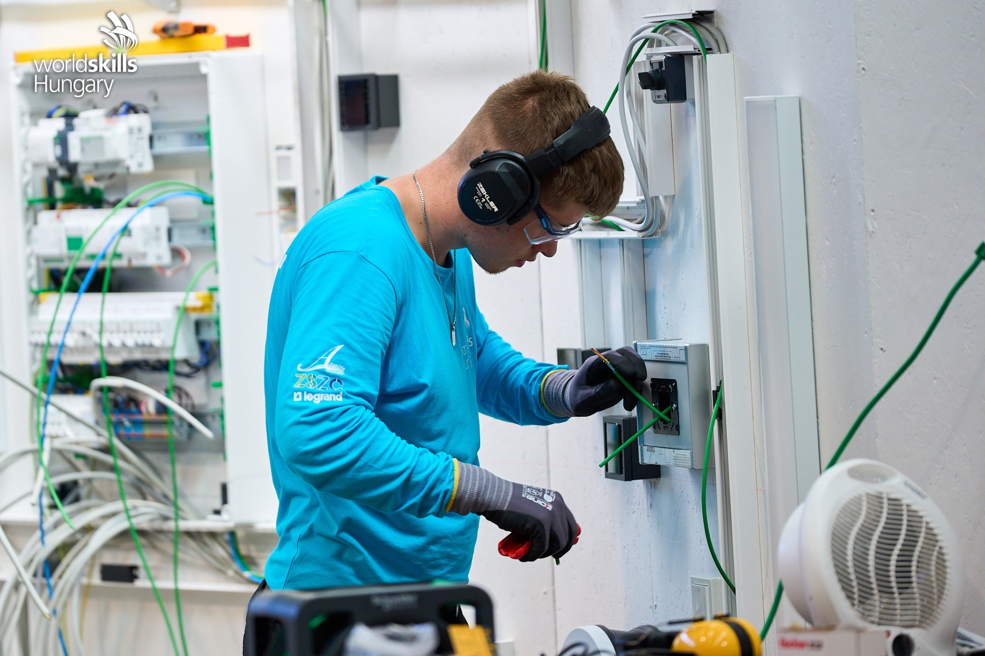 Péter Losonczi won a medal of excellence in electrical installation. (Photo: Hungarian Chamber of Commerce and Industry)