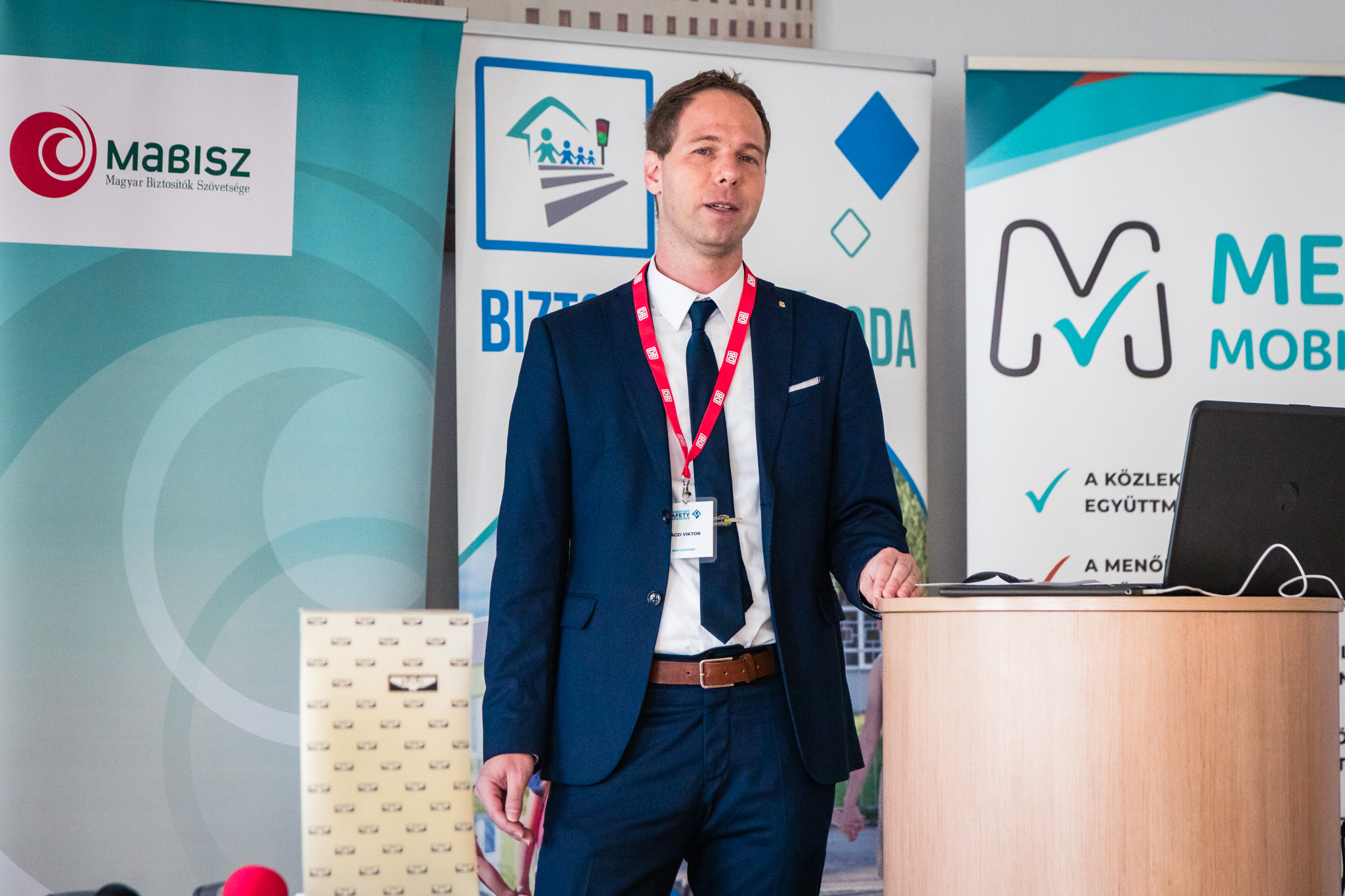 Viktor Váczi, Spokesperson of the MÁV Group, delivered his plenary lecture on railway accident prevention. (Photo: Csaba József Májer)