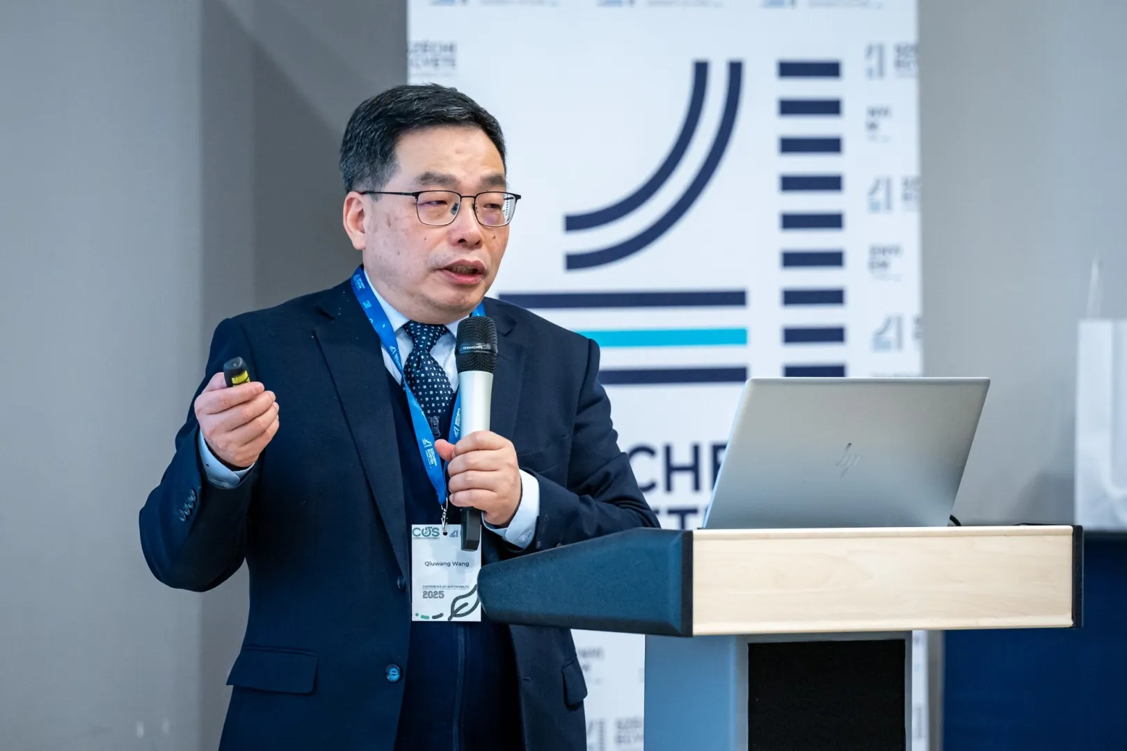 Professor Qiuwang Wang of Xi’an Jiaotong University, China, spoke about hybrid heat-treatment strategies in his lecture (Photo: Gergely Nagy)