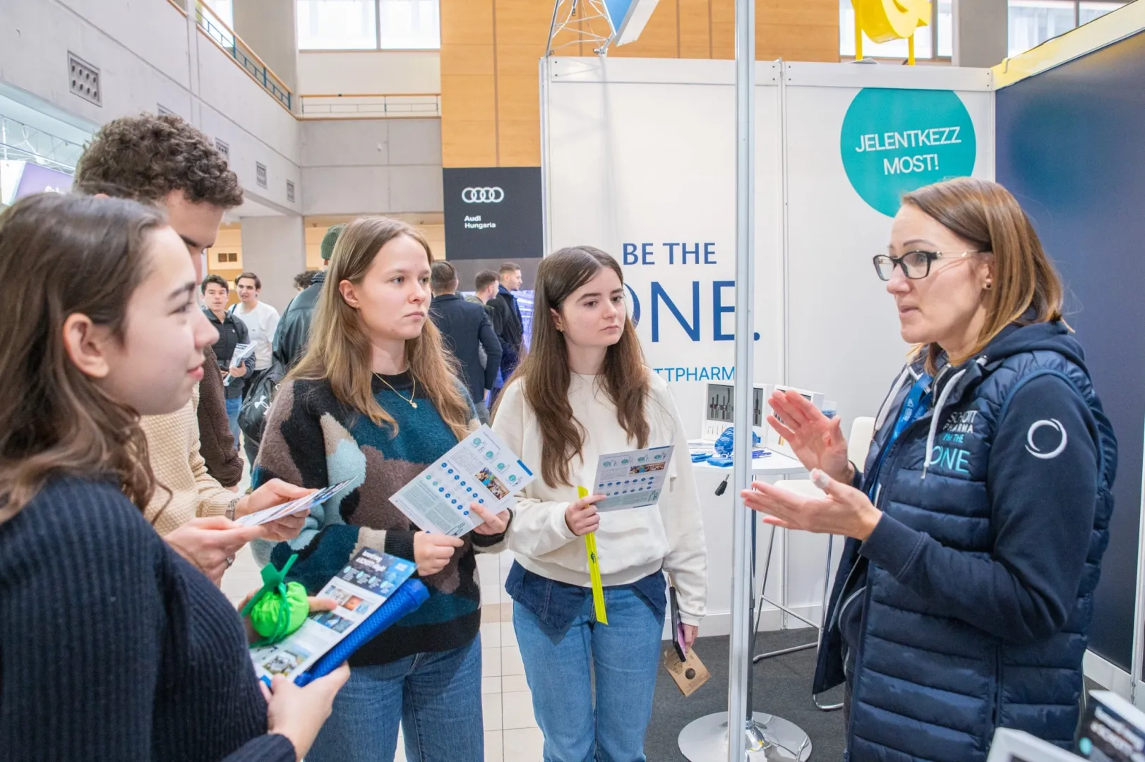 Many visitors showed great interest at the stands in the job openings and internship opportunities (Photo: Balázs Miklós)