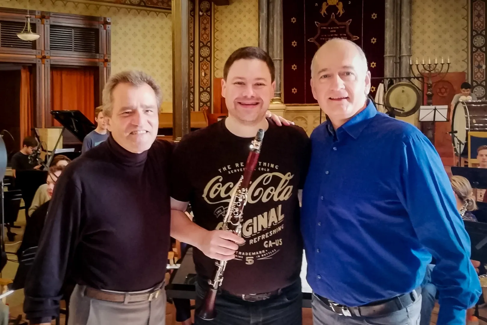 László Marosi (left) and Ferenc Szabó (right), conductors of the Győr Symphonic Band, with British clarinettist Peter Cigleris (Photo: Széchenyi István University)