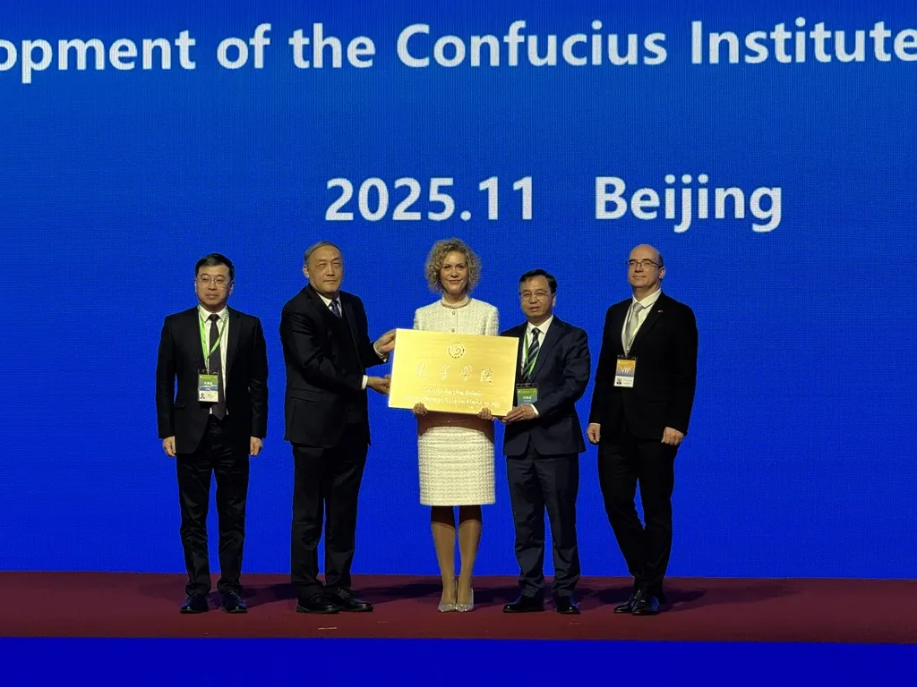 As part of the signing ceremony, the plaque of the Confucius Institute was also presented. The photo shows Shu Peidong, Deputy Director-General of the Zhejiang Provincial Department of Education; Yang Wei, Chair of the Board of the Chinese International Education Foundation; Dr Eszter Lukács, Vice-President for International Affairs and Strategic Relations at Széchenyi István University; Mei Deqing, President of Jiaxing University; and Dr Zoltán Maruzsa, State Secretary for Public Education at the Ministry of the Interior