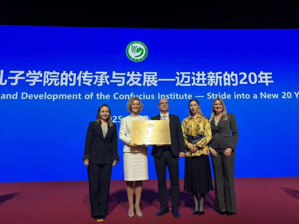 从左至右依次为：塞切尼·伊什特万大学国际处处长Réka Orosz-Barczi，塞切尼·伊什特万大学国际事务与战略关系副校长Eszter Lukács，匈牙利内务部公共教育国务秘书Zoltán Maruzsa，匈牙利驻华大使馆文化与教育参赞、北京李斯特学院（匈牙利文化中心）主任Anna Lujza Honecz，以及塞切尼·伊什特万大学语言与文化中心主任Natasha Borbély-Bailey。