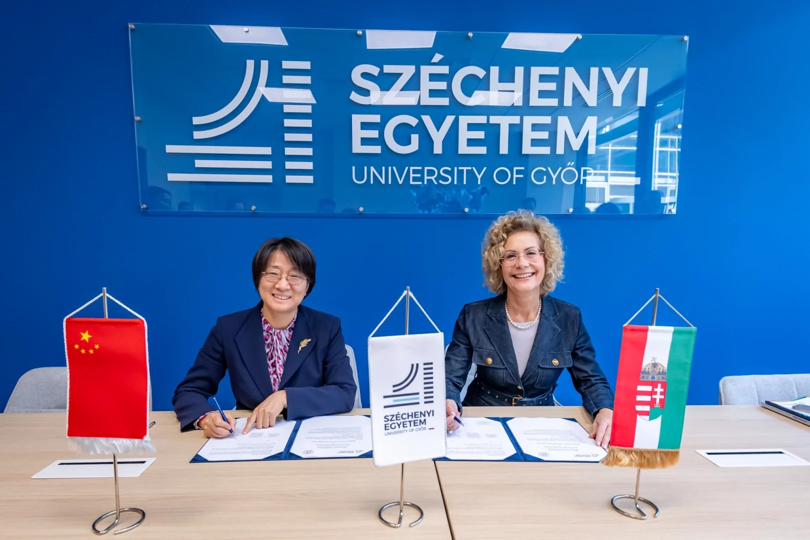 The cooperation agreement was signed by Dr Su Haijia, Vice-President of the Beijing University of Chemical Technology, and Dr Eszter Lukács, Vice-President for International Affairs and Strategic Relations at Széchenyi István University (Photo: András Adorján)