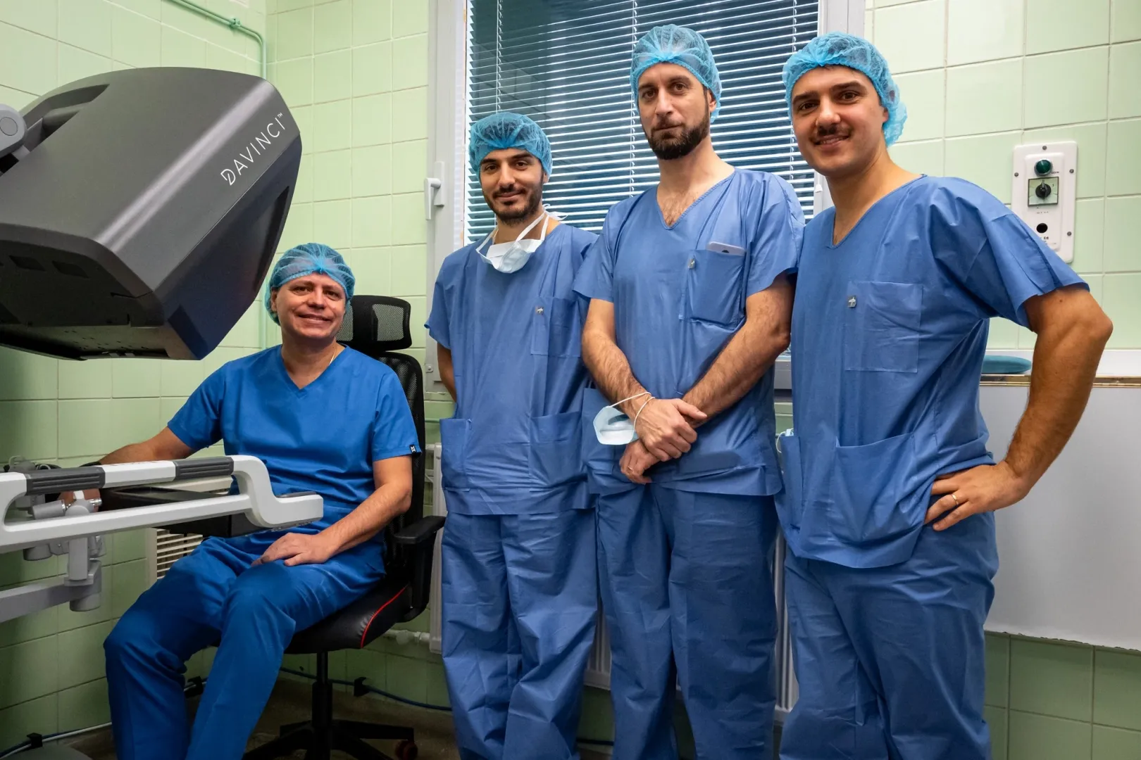 The operation of the Da Vinci surgical robot was demonstrated to the visiting doctors from the University of Siena by, among others, Professor Miklós Endre Koppán, obstetrician-gynaecologist of the Faculty of Health and Sports Sciences at Széchenyi István University (left) (Photo: Széchenyi István University)