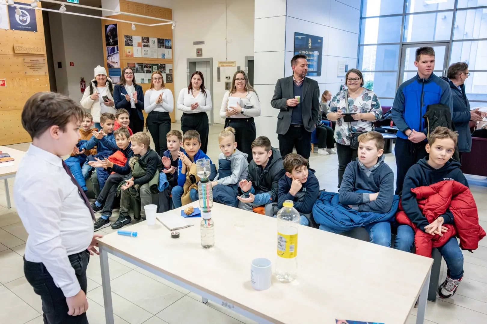 …as well as a physics demonstration of a Heron’s fountain by Mihály Saáry-Bognár, a young talent and 4th-grade pupil at Győri Gárdonyi Géza Primary School. (Photos: András Adorján)