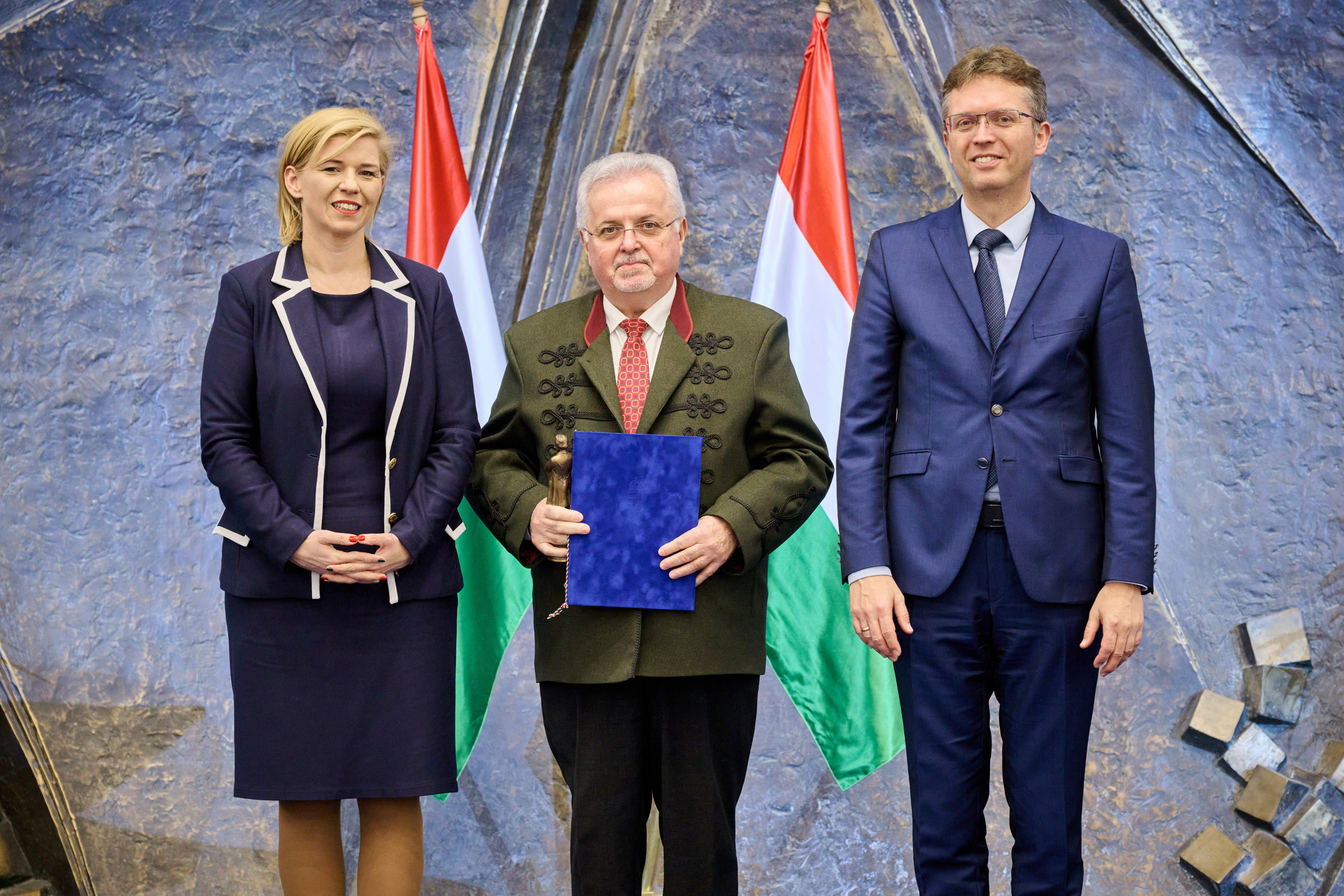 Professor Dr János Tossenberger received the award from Veronika Varga-Bajusz, State Secretary responsible for higher education, vocational and adult training, and youth, and Balázs Hankó, Minister of Culture and Innovation.