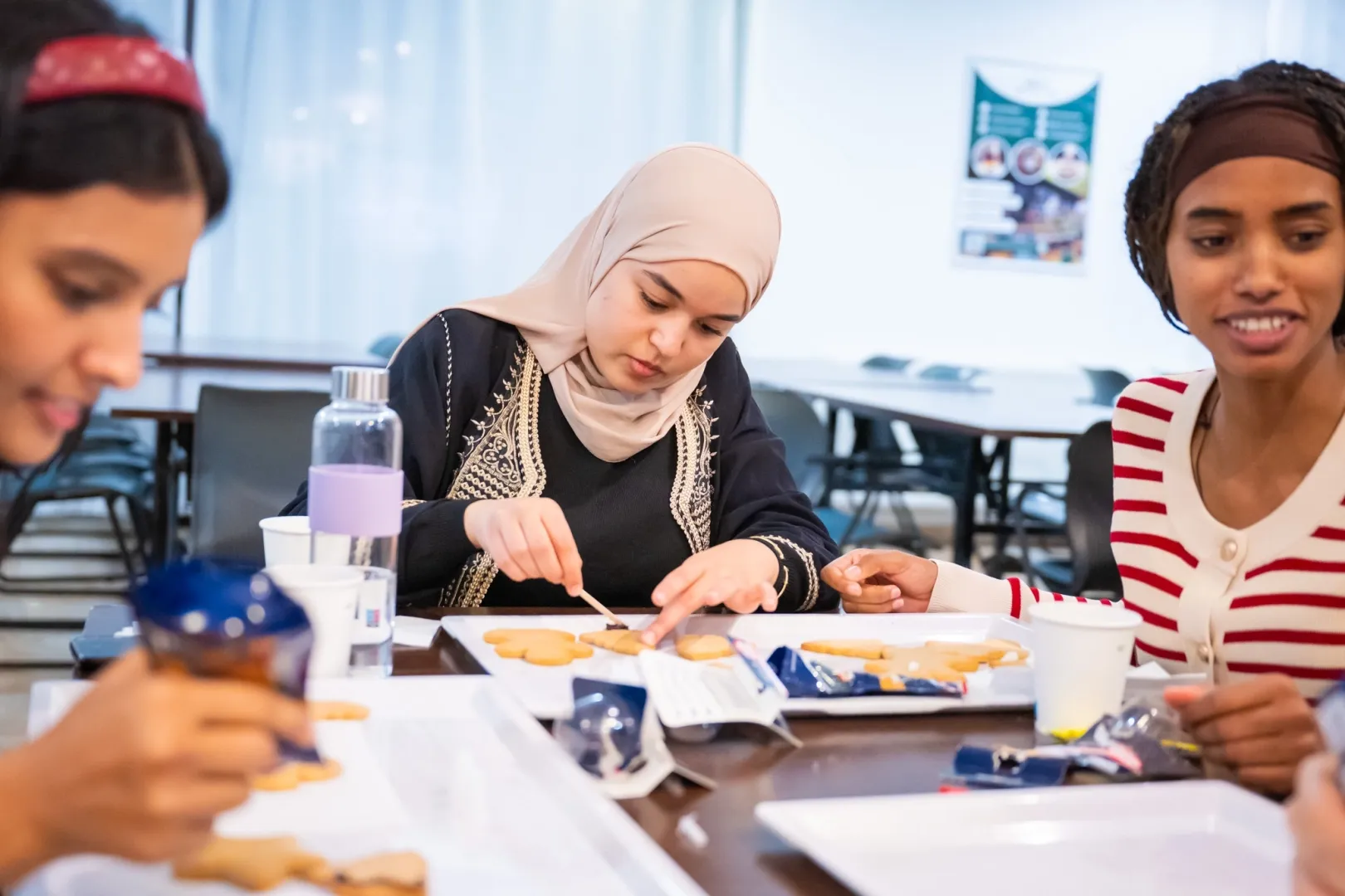 Decorating gingerbread together provided a creative end to the evening (Photo: Balázs Miklós)