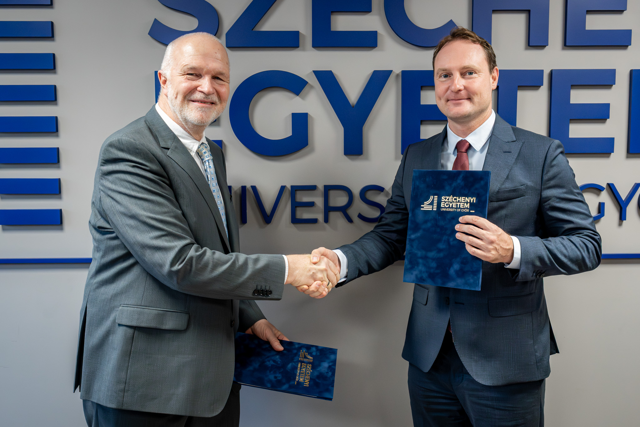 For Széchenyi István University, it is important that its programmes are based on real industrial partnerships. In the photo: Antal Ritter, CEO of Green Energy Investhor Plc, and Dr Bálint Filep, President of the University, following the signing of the cooperation agreement. (Photo: András Adorján)