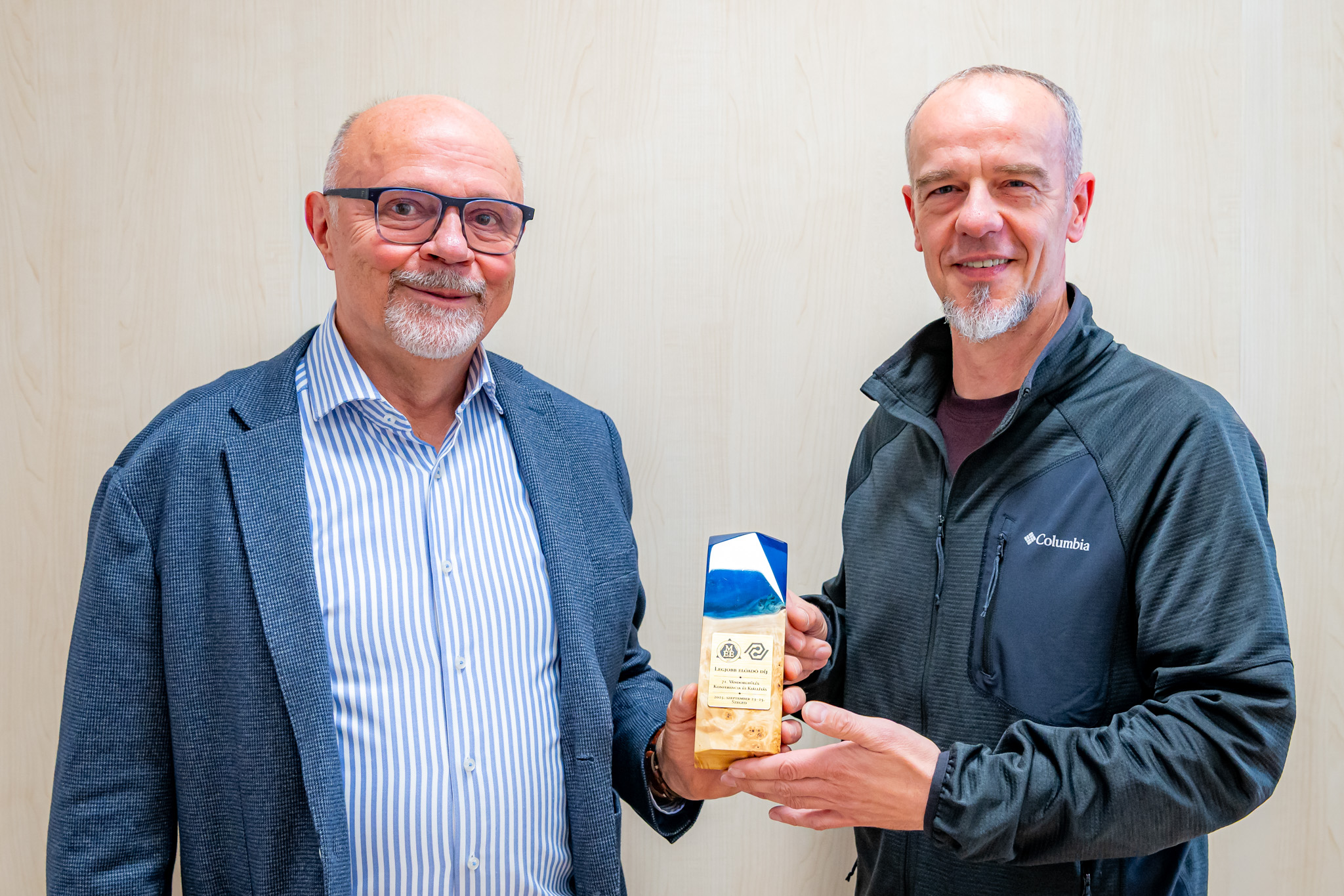 Dr Barna Hanula, Associate Professor at Széchenyi István University (left), received the Best Lecturer Award at the 71st Wandering Assembly Conference and Exhibition of the Hungarian Electrotechnical Association (Photo: András Adorján)