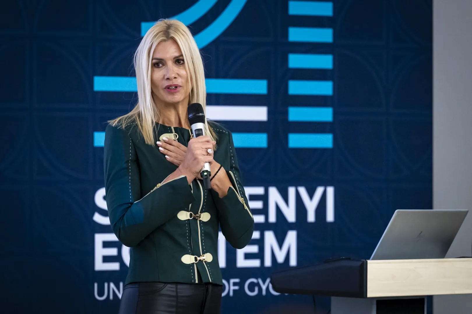 Enikő Bartha, CEO of Sundance Group International and a native of Győr, shared her diplomatic and business experience gained on several continents with the students (Photo: Gergely Nagy)