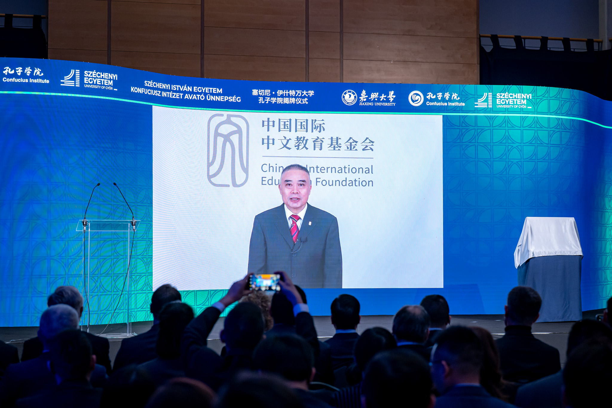 中国国际教育基金会副主席兼秘书长赵灵山在视频致辞中，对孔子学院在杰尔的成立表示祝贺。（照片：András Adorján）