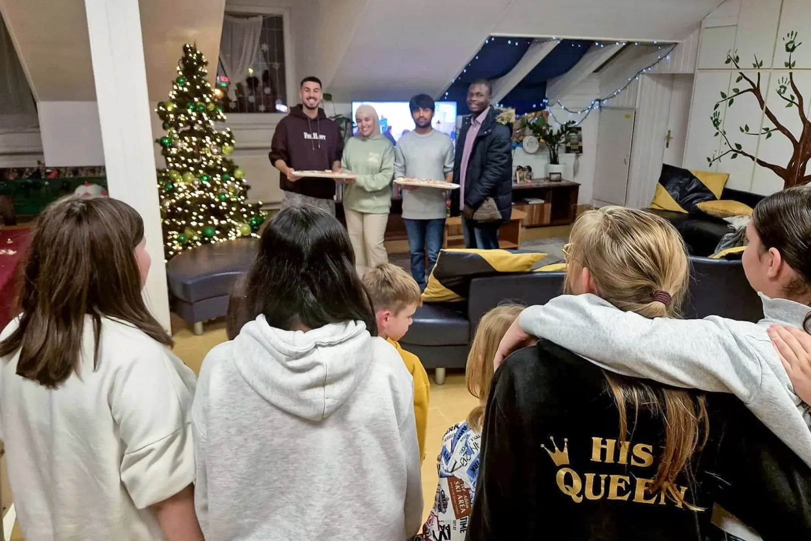 Moroccan self-funded student Taib Nejjar, Tunisian Stipendium Hungaricum scholarship holder Ghofrane Baazaoui, former Pakistani SCYP scholarship holder Waris Gill, and Nigerian student Emmanuel Chukwuma Chigozie visited the children’s home in Győr in early December, where they spoke to the children about their home countries and their own life stories.