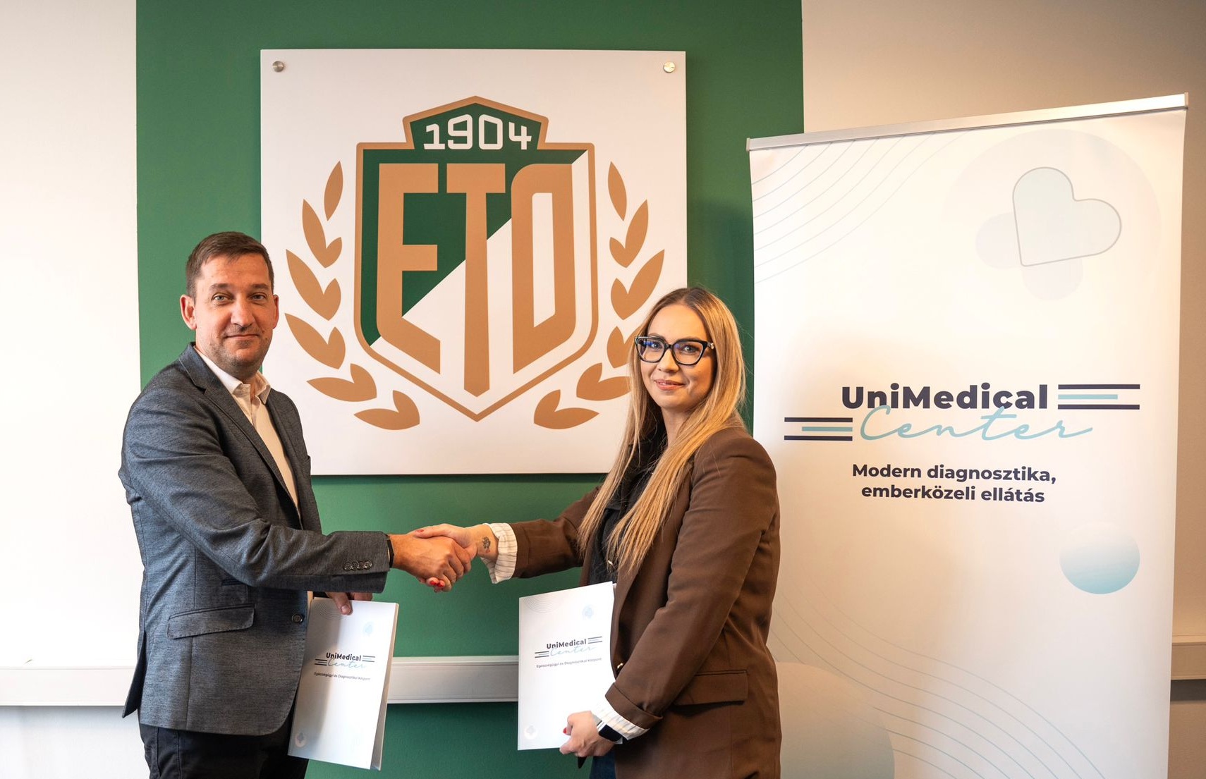 The agreement was signed by Máté Havas, Director of Club Operations and Academy at ETO FC, and Adrienn Réka Király, Managing Director of the UniMedical Center (Photo: ETO FC)