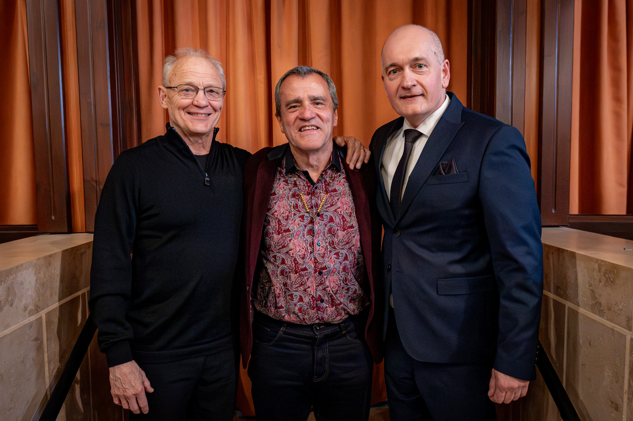 Conductor Richard Greenwood (pictured left) arrived from the United States. As a music educator, he contributed to the programme with lectures presenting the structure and repertoire of American instrumental music education, offering new perspectives to participants. Also pictured are the artistic directors of the course: conductor Dr László Marosi and Ferenc Szabó, choir director and master instructor at Széchenyi István University. (Photo: András Adorján)