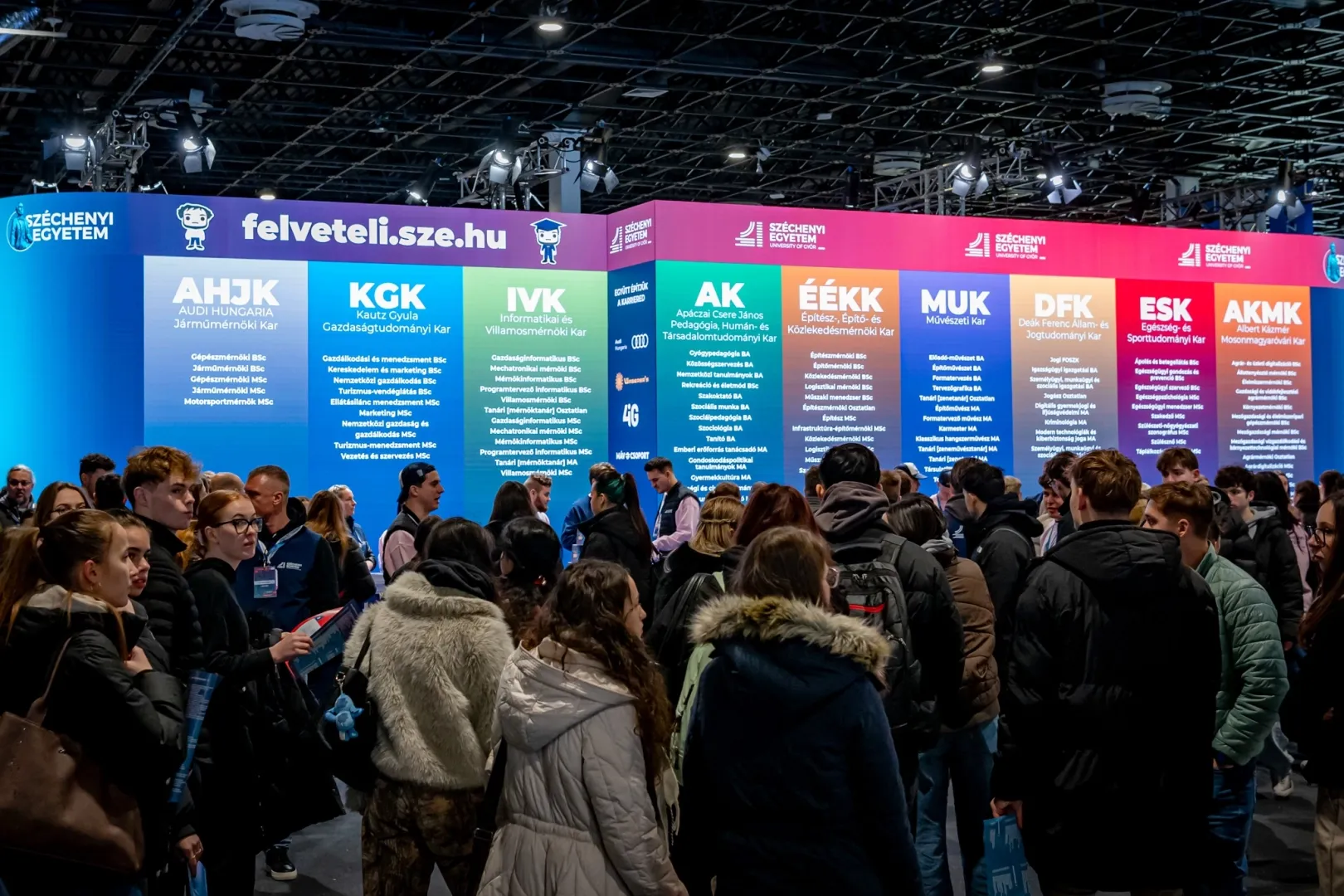 塞切尼·伊什特万大学的九个学院在十一大学科领域提供匈牙利语和英语授课的课程。照片摄于今年在布达佩斯举办的 Educatio 国际教育展。（摄影：András Adorján）