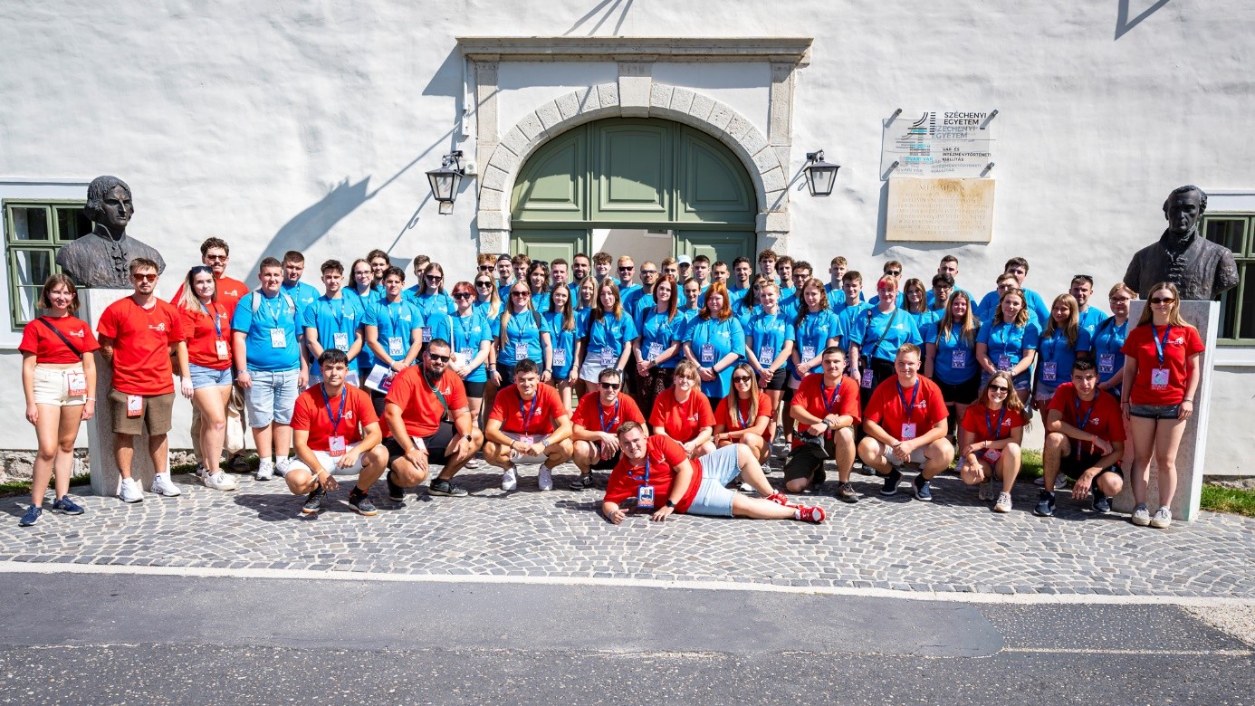 Group of students in front of Óvár Castle in Mosonmagyaróvár, home to the Albert Kázmér Faculty of Agricultural and Food Sciences. (Photo: Gergely Nagy)