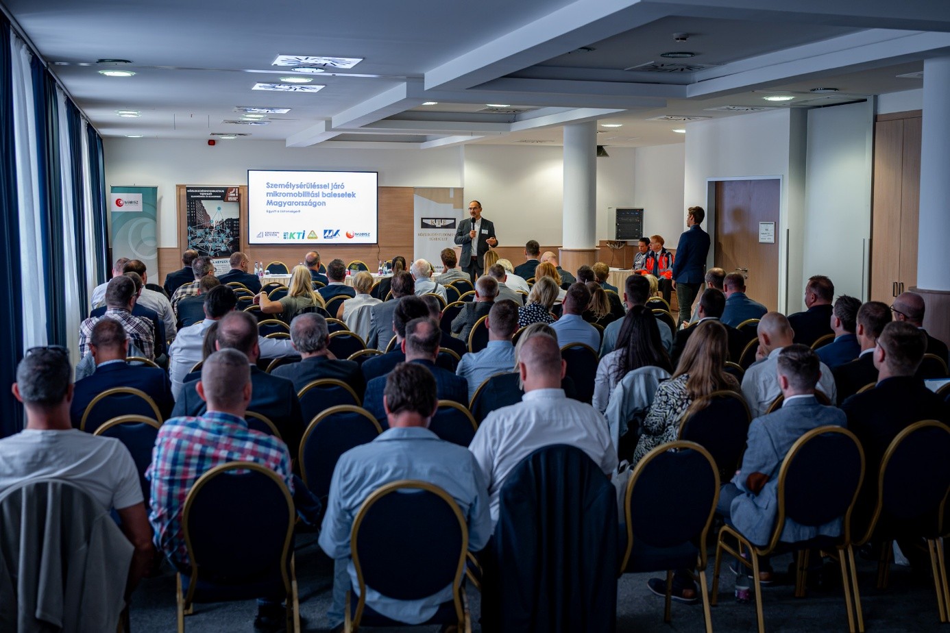During the plenary presentation, experts present data demonstrating the need for regulation. (Photo: András Adorján)