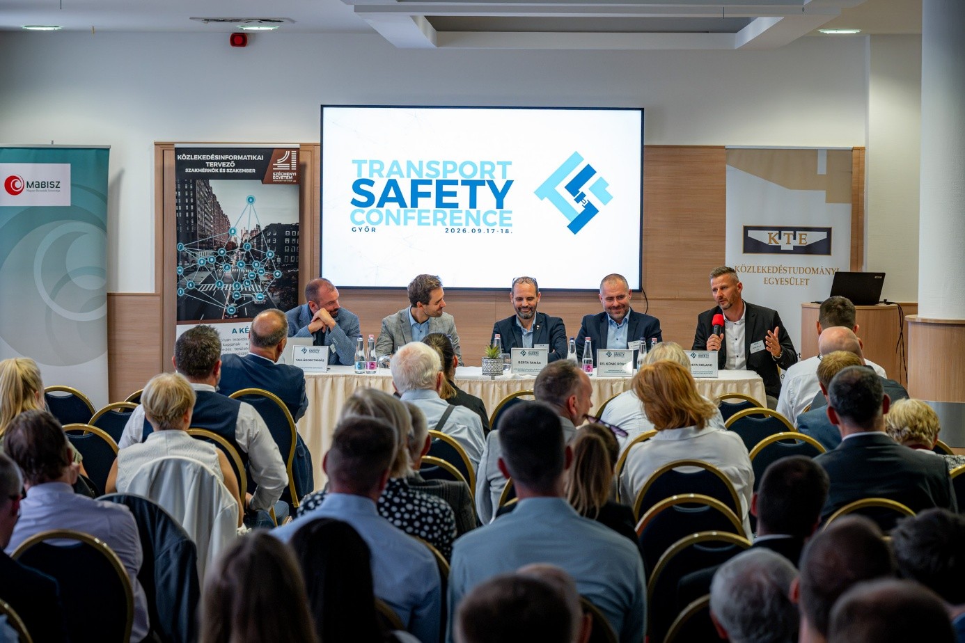 Tamás Tallárom, representing MABISZ, Bálint Madarász-Losonczy, Head of the Active Mobility Department at the Ministry of Transport and Investment, Tamás Berta, President of the Transportation Safety Division of the Scientific Association for Transport, Dr Róbert Kőnig, paediatric surgeon and paediatric traumatologist, and Roland Rosta, Secretary of the Accident Prevention Committee of the Győr-Moson-Sopron County Police Headquarters, discuss the transport safety dimensions of e-scooter use during a panel discussion. (Photo: András Adorján)