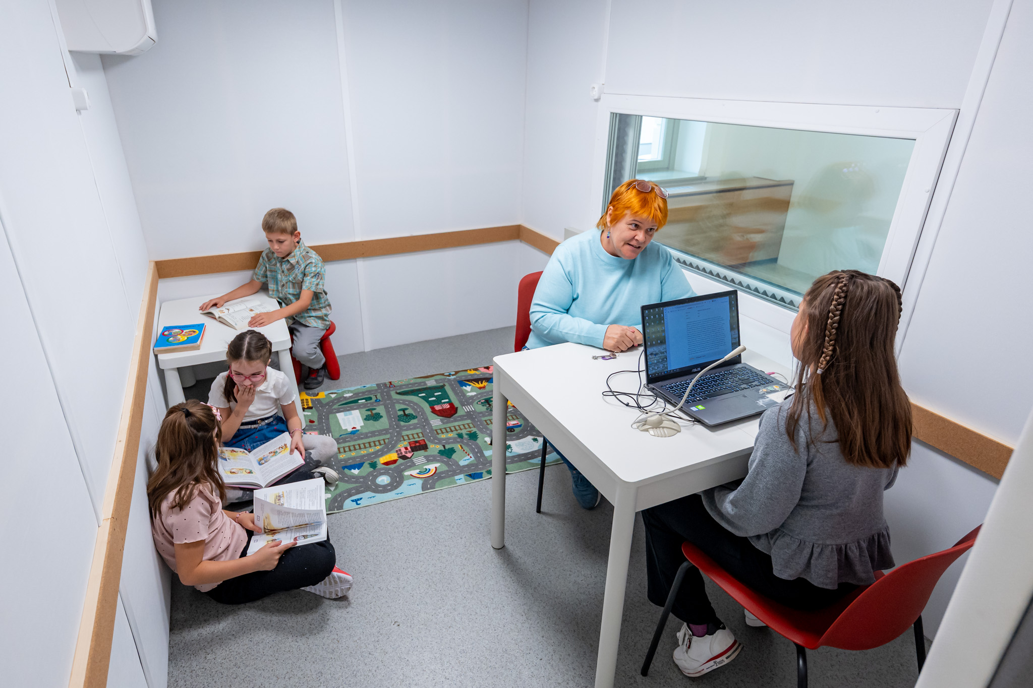 The new acoustic booth supports research into speech development and speech therapy at the Apáczai Faculty of Humanities. (Photo: András Adorján) The new acoustic booth supports research into speech development and speech therapy at the Apáczai Faculty of Humanities. (Photo: András Adorján)