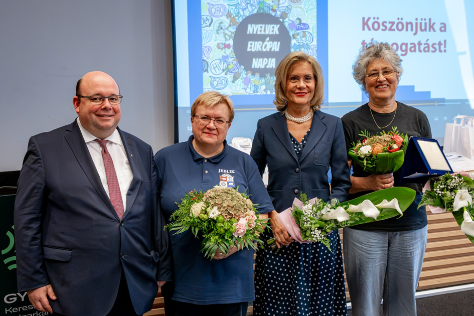 Gábor Ágoston Barkó, Principal of Czuczor Gergely Benedictine Grammar School; Hajnalka Hatos, owner of Hatos és Társa Language School and teacher at Jedlik Ányos Technical School and Dormitory of the Győr Vocational Training Centre; Professor Dr Eszter Lukács, Vice President for International Affairs and Strategic Relations at Széchenyi István University; and award recipient Kinga Scholtz. (Photo: András Adorján)