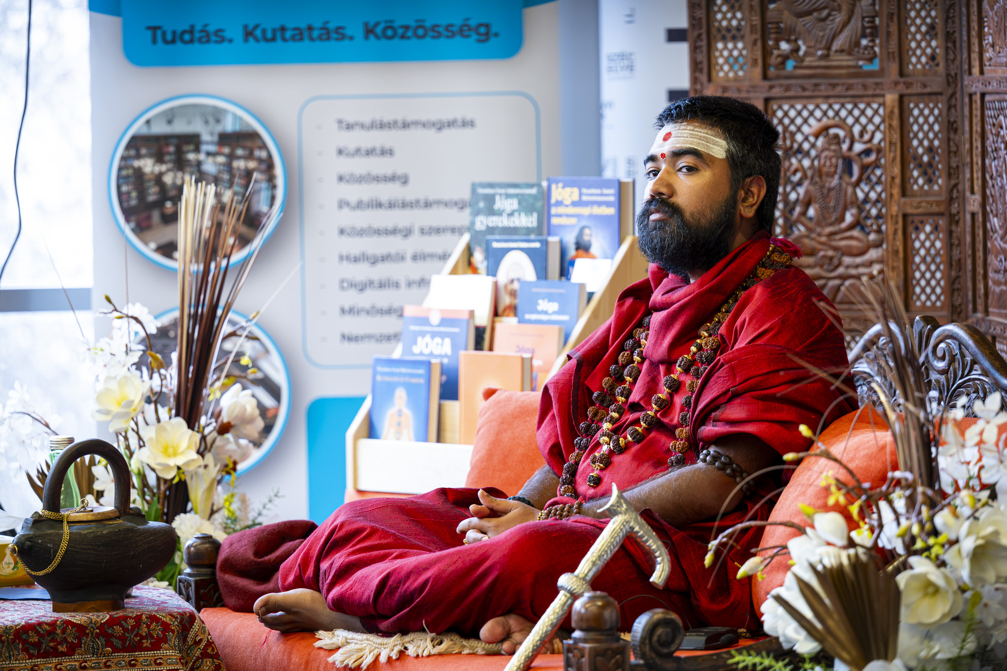 Senior Hindu monk shares insights into Indian culture at Széchenyi István University