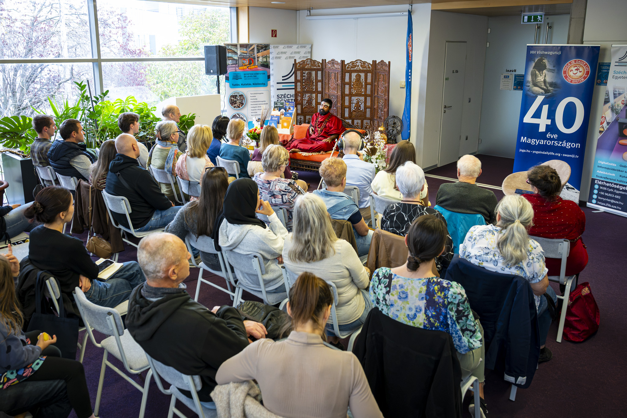 A large audience gathered for Mahamandaleshwar Swami Sri Avatar Puri Ji’s talk. (Photo: Máté Dudás) A large audience gathered for Mahamandaleshwar Swami Sri Avatar Puri Ji’s talk. (Photo: Máté Dudás)