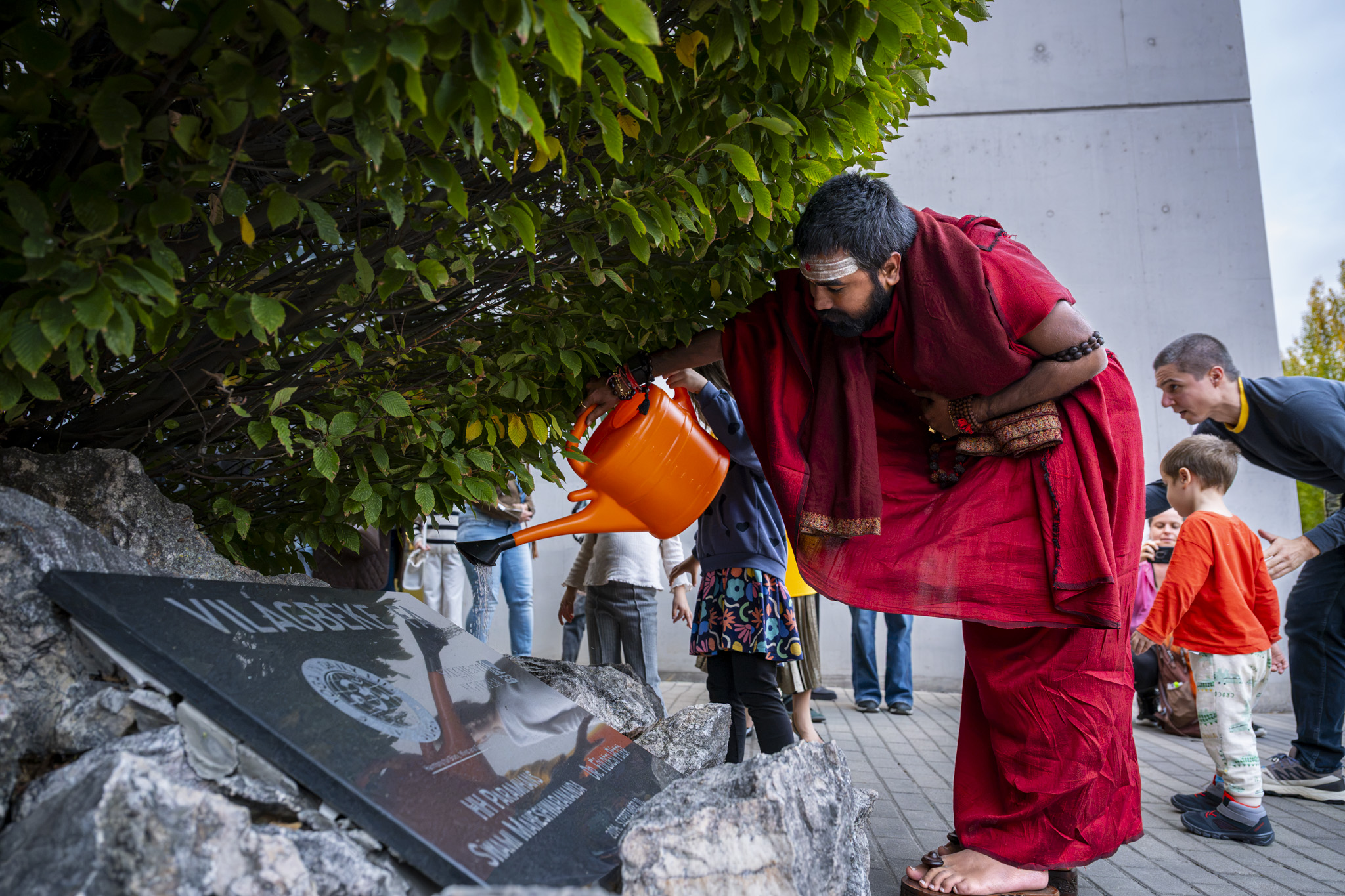 The visit concluded with the watering of the peace tree planted in front of the University Library in 2014 by Mahamandaleshwar Paramhans Swami Maheshwarananda, founder of the Yoga in Daily Life system, and University leaders. (Photos: Máté Dudás) The visit concluded with the watering of the peace tree planted in front of the University Library in 2014 by Mahamandaleshwar Paramhans Swami Maheshwarananda, founder of the Yoga in Daily Life system, and University leaders. (Photos: Máté Dudás)