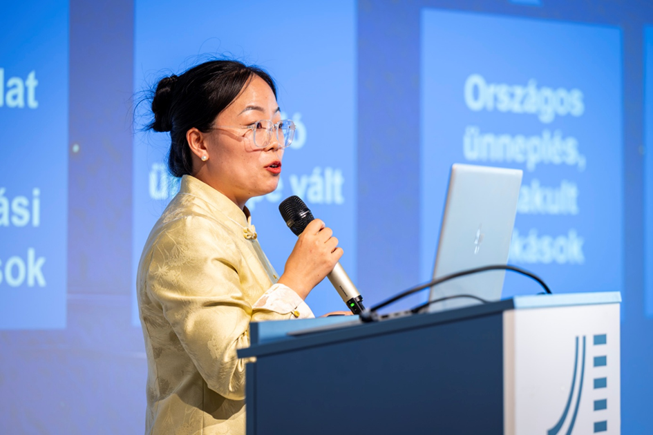 Dr Huang Zhe, Chinese language instructor at the Confucius Institute of Széchenyi István University, presents the history and traditions of the Mid-Autumn Festival (Photo: Máté Dudás).