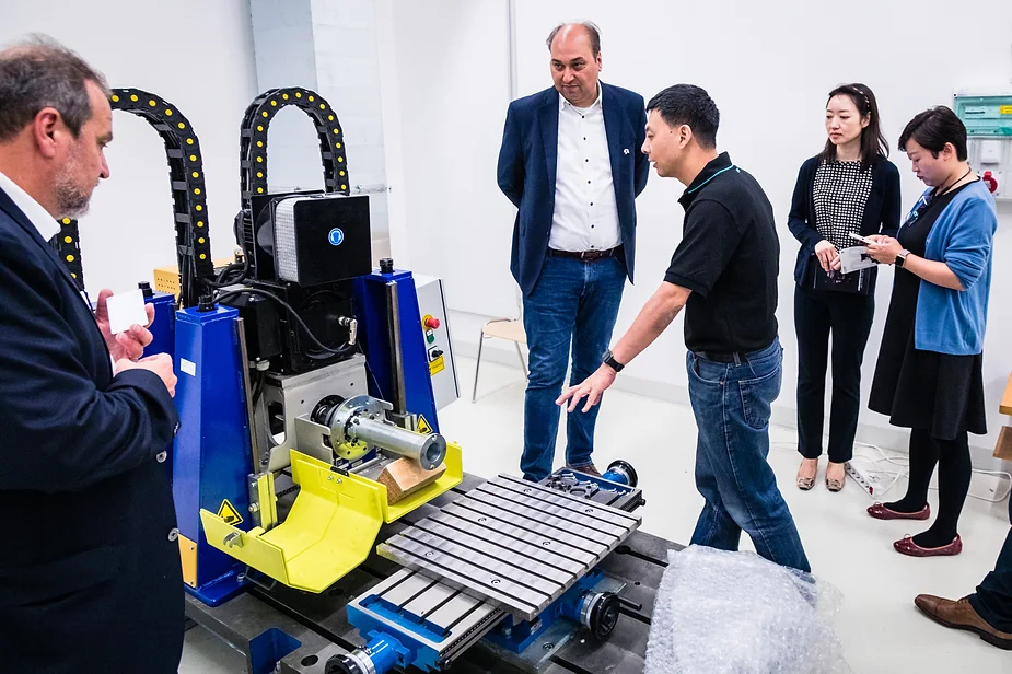 The guests also had a look at Széchenyi István University’s dynamometer for testing electric drives 