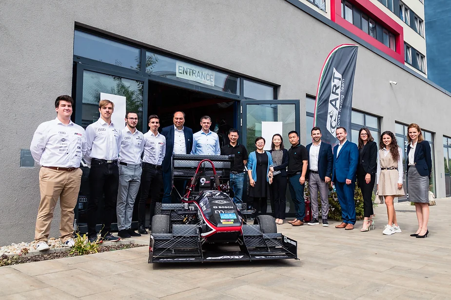 Members of the delegation from the Chinese company, staff of Széchenyi István University, student members of the Arrabona Racing Team and the SZEngine team at the Arrabona Racing Team workshop on the Győr campus 