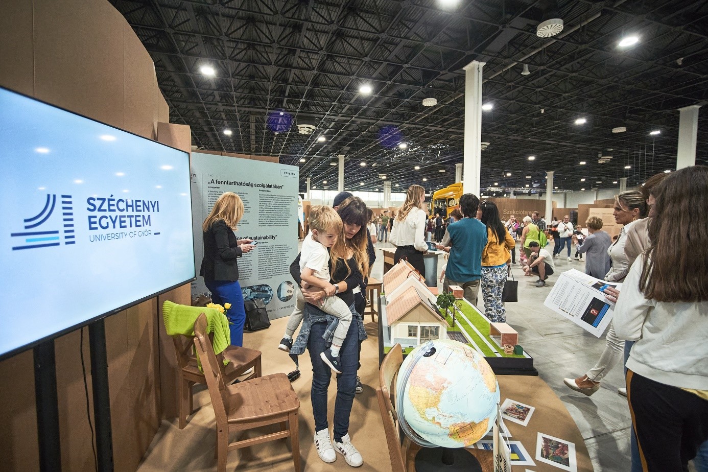 The University’s booth gained huge popularity among the visitors at the Planet Budapest (Photo: József Bankó/ Paradignow Photography)