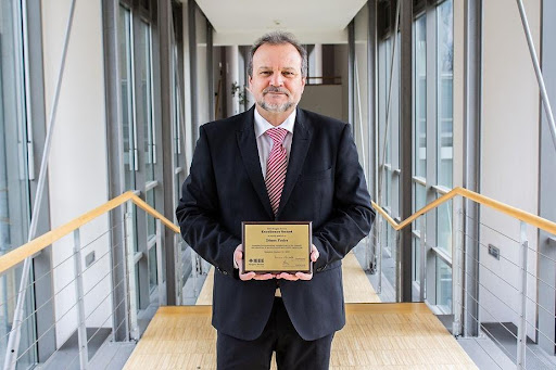学院副院长德内斯·福多（Dénes Fodor）博士领奖。