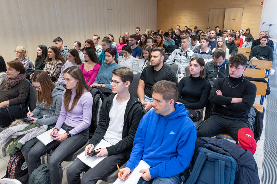 The relevance and importance of the topic were reflected in the full attendance of students during the lecture. 